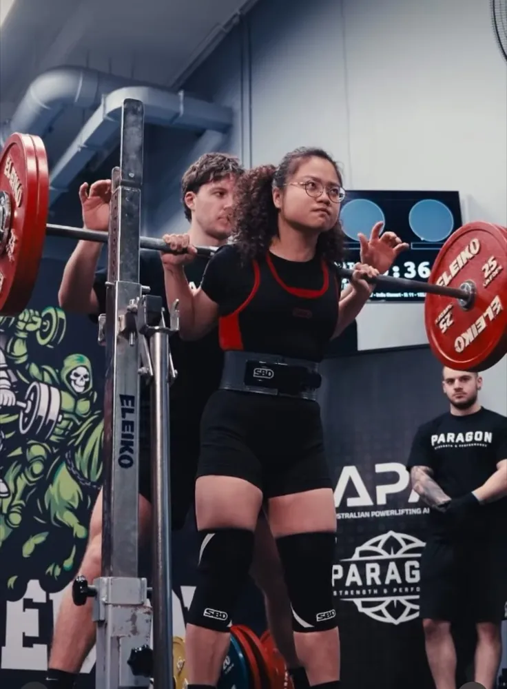 An Underdogs SC lifter unracking a squat on the competition platform